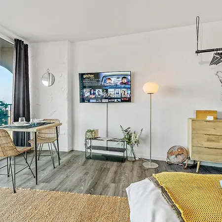 Bright - Fresh Central Studio & Skyline View Of דירה